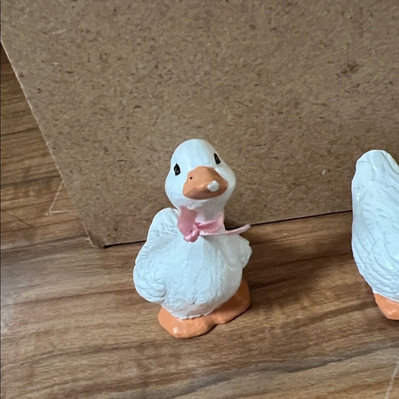 FINAL PRICE - Set of Ceramic Ducks with Bows - Picture 6 of 12